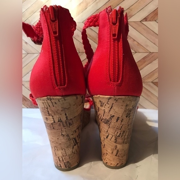 MOSSIMO SIZE 9 1/2 RED WEDGE SHOES EUC - Picture 2 of 7